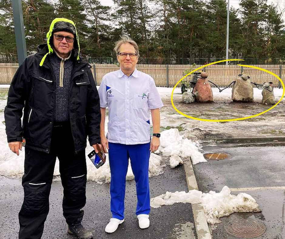 Kivilammaste peremees Mart Maastik jälgis koos Nõmme Tervisekeskuse juhi Eero Merilinnuga, et tema kivilambapere head elamistingimused saaksid. Foto: erakogu