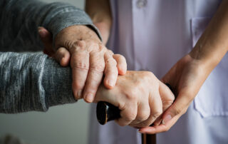 Täna on eakate päev, aga kas meie tervishoiusüsteem on vanemaealiste inimeste jaoks ka päriselt sõbralik? (Foto: Freepik)