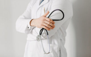Stetoskoop arsti käes (Foto: Freepik)