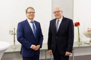 Eero Merilind koos kardioloog Margus Viigimaaga aasta arsti valimisel 2023. aastal.(STANISLAV MOŠKOV)