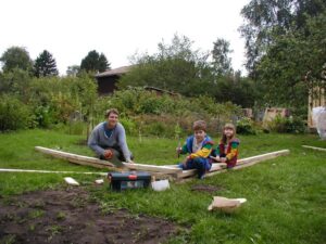 KÕIK OMA KÄTEGA: Suvila ehitamine on täies hoos. Eero Merilind koos poeg Jürgeni ja Anna-Liisaga aastal 2004.(ERAKOGU)