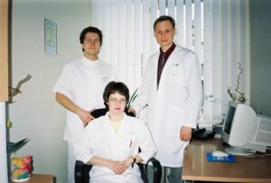 NII SEE ALGAS: Perearstid Eero ja Kristel Merilind ning Karl Väärt Nõmmel aastal 2000.(ERAKOGU)