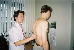 KEERULISED AJAD: „Praegustele noortele küll ei soovitaks kõike seda, mida meie oleme läbi elanud,“ meenutab Eero Merilind perearstinduse algusaegu. Foto aastast 2000.(ERAKOGU)