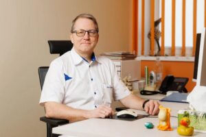 Riigikogu liige Eero Merilind töötab paar korda nädalas ka perearstina.(ERKI PÄRNAKU)